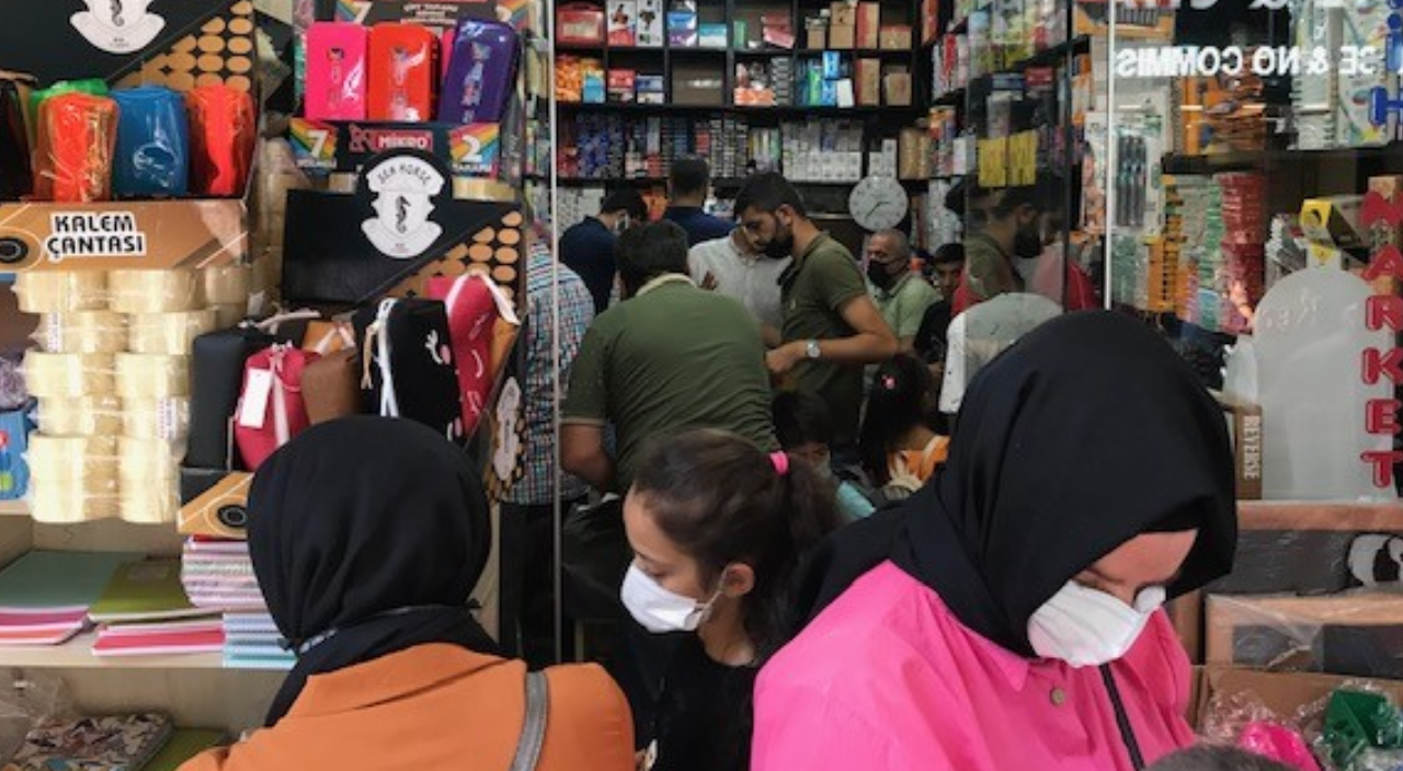 Okul alışverişi için veliler Eminönü'ne akın etti